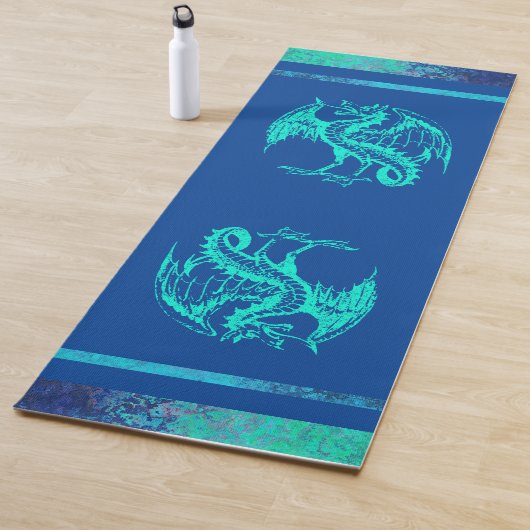 Tapis de yoga de dragon sauvage bleu océan (En situation)
