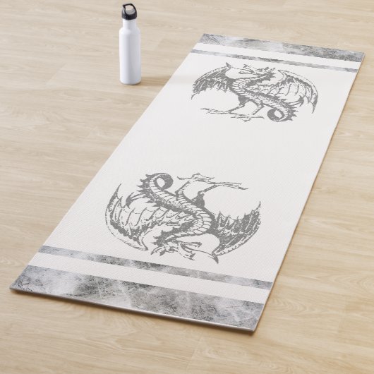 Tapis de yoga de dragon sauvage gris et blanc (En situation)