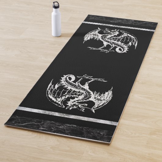 Tapis de yoga de dragon sauvage noir et blanc (En situation)