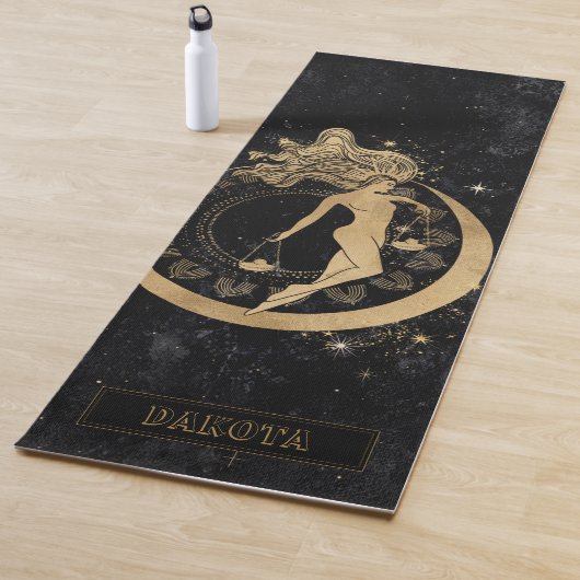 Tapis De Yoga Déesse du Zodiaque | Astrologie de la bibliothèque (En situation)