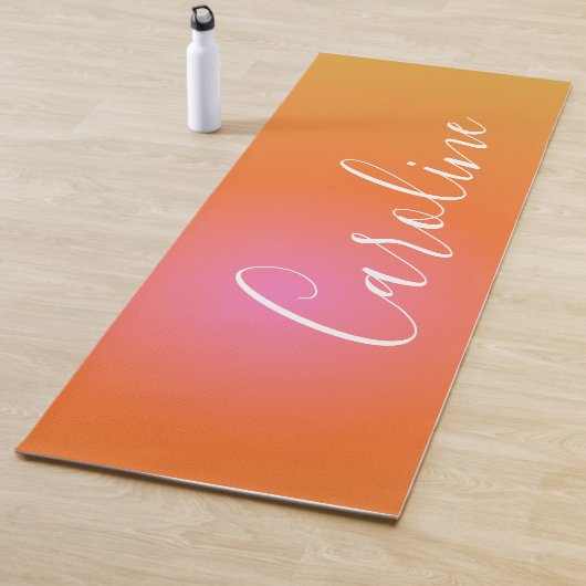 Tapis De Yoga Dégradé orange rétro | Nom de script personnalisé (En situation)