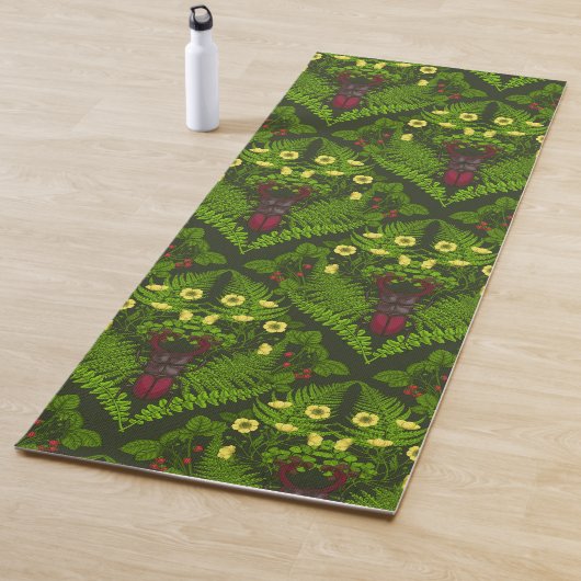 Tapis De Yoga Dendroctones et fougères, feuilles verts (En situation)