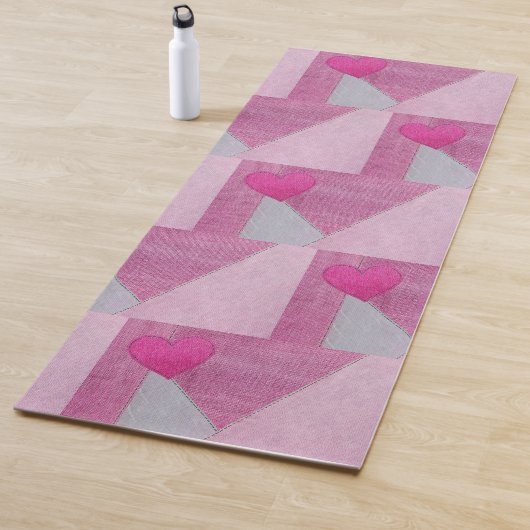 Tapis De Yoga Denim rose et patchwork gris avec cœur (En situation)