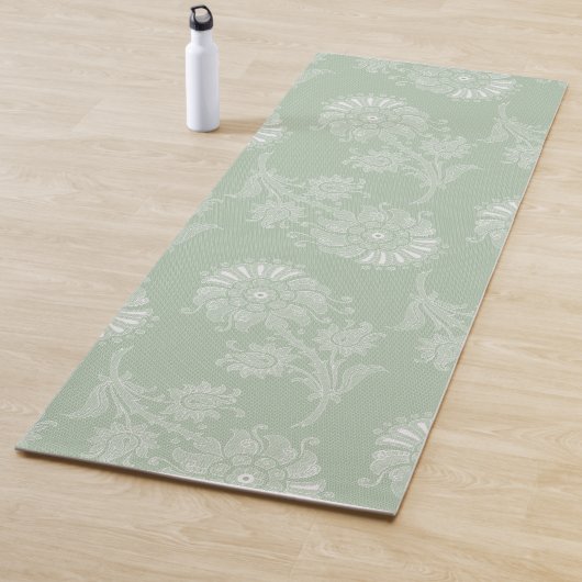 Tapis De Yoga Dentelle florale verte gris Sage (En situation)