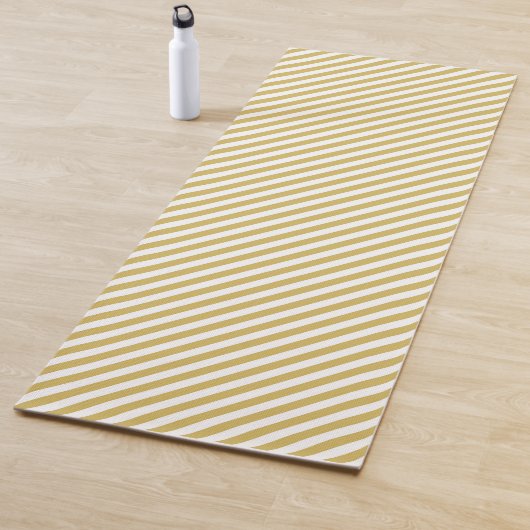Tapis De Yoga Diagonal golden yellow and white stripes pattern (En situation)