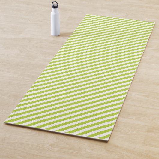Tapis De Yoga Diagonal lime green and white stripes pattern (En situation)
