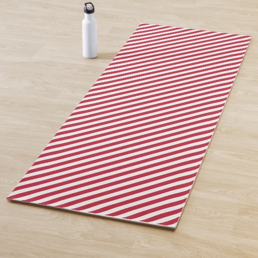 Tapis De Yoga Diagonal red and white stripes pattern (En situation)