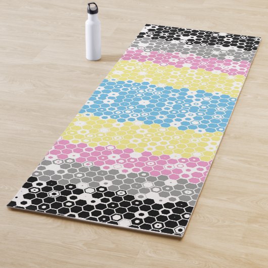 Tapis De Yoga Drapeau de fierté polygender abstrait géométrique (En situation)