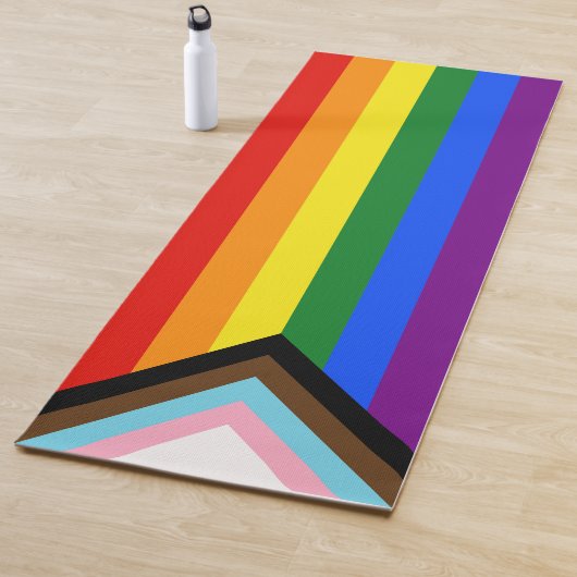 Tapis De Yoga Drapeau de fierté Progress Pride de SlipperyJoe si (En situation)