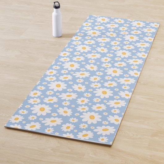 Tapis De Yoga Dusty Blue Hand Drawn Daisy Pattern (En situation)