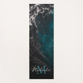 Tapis De Yoga Eau sombre noir bleu mousse ondulée Monogramme (Devant)