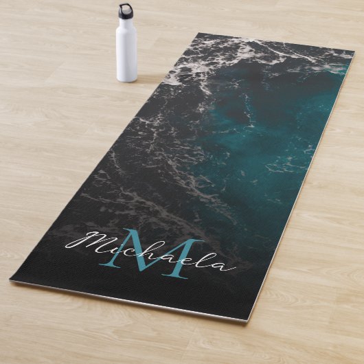 Tapis De Yoga Eau sombre noir bleu mousse ondulée Monogramme (En situation)