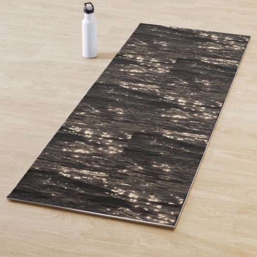 Tapis De Yoga Eau sombre noir et or (En situation)