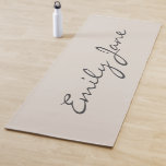 Tapis De Yoga Élégant Beige manuscrit Nom de script personnalisé<br><div class="desc">Un accessoire de remise en forme élégant et minimaliste avec un arrière - plan neutre et doux et une typographie de script élégante. Conçu pour ceux qui aiment une esthétique moderne et personnalisée, il est parfait pour les amateurs de yoga, les amateurs de gym ou les routines d'autosoins. Un grand...</div>