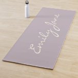 Tapis De Yoga Élégant Dusty Lilac manuscrit Nom du script person<br><div class="desc">Ce tapis de yoga personnalisé présente votre nom dans une belle écriture manuscrite en lettrage sur un arrière - plan lilas élégant et poussiéreux. Super idée cadeau.</div>
