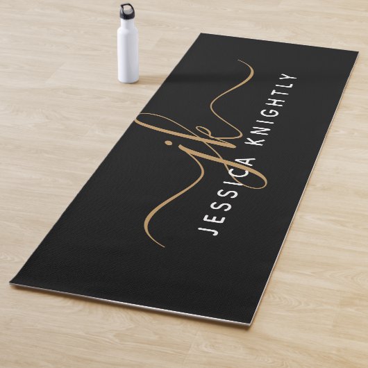 Tapis De Yoga Élégant moderne Script Monogramme Initiales Black  (En situation)