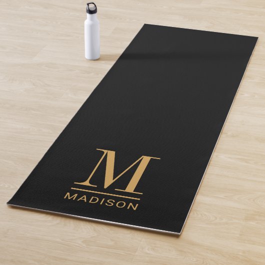 Tapis De Yoga Élégant Monogram Black Gold Nom (En situation)