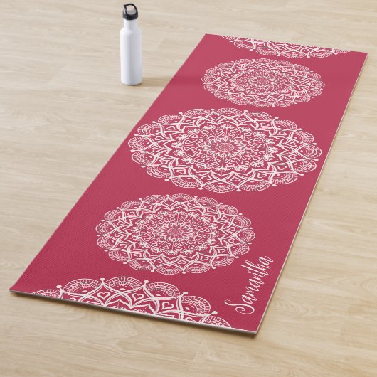 Tapis De Yoga Élégant Monogramme Boho Magenta et blanc Mandala (En situation)