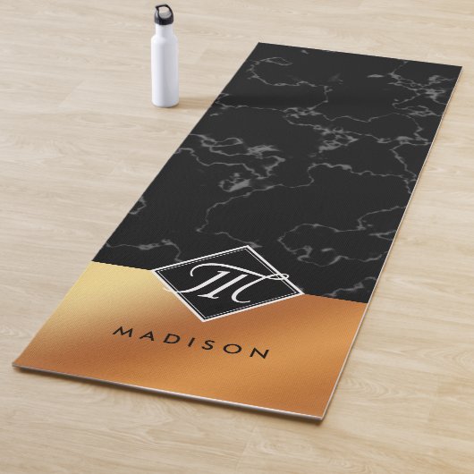 Tapis De Yoga Élégant noir marbre et cuivre Script Monogramme (En situation)
