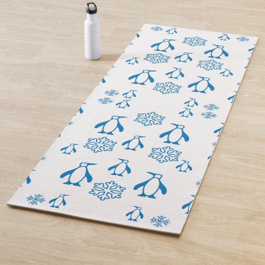 Tapis De Yoga Élégant Pingouins Bleus avec Motif de flocons de n (En situation)