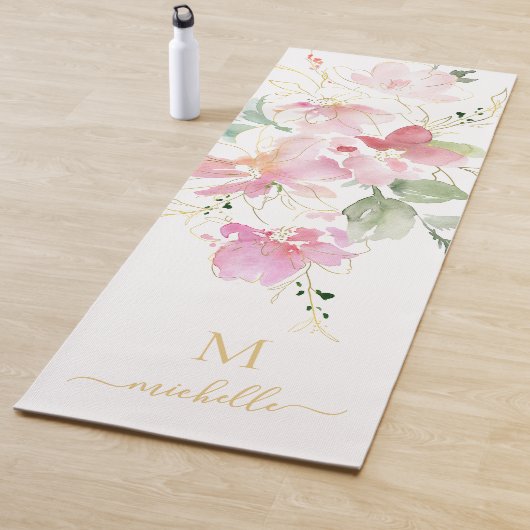 Tapis De Yoga Elegant Pink Floral Gold Script Monogram (En situation)