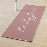 Tapis De Yoga Élégant Rose manuscrit Nom de script personnalisé<br><div class="desc">Faites de l'exercice avec ce fitness rose chic et poussiéreux indispensable, avec des calligraphies de script élégantes. Conçu pour ceux qui aiment un mélange de style et de fonction, il est parfait pour le yoga, les pilates, ou les séances d'entraînement à la maison. Un cadeau bien pensé pour les amateurs...</div>