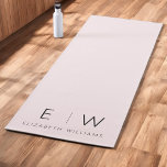 Tapis De Yoga Élégant rose vif Moderne minimaliste Nom du monogr<br><div class="desc">Élevez votre pratique du yoga avec notre Monogramme Yoga Mat classique élégant et minimaliste moderne. Ce mat méticuleusement conçu allie élégance intemporelle et minimalisme contemporain, créant un espace serein pour votre esprit et votre corps. Conçu avec précision et attention au détail, ce tapis de yoga est plus qu'un simple accessoire...</div>