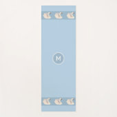 Tapis De Yoga Elégants cygnes et monogrammes sur bleu clair (Devant)