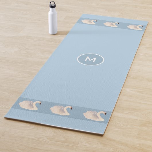 Tapis De Yoga Elégants cygnes et monogrammes sur bleu clair (En situation)