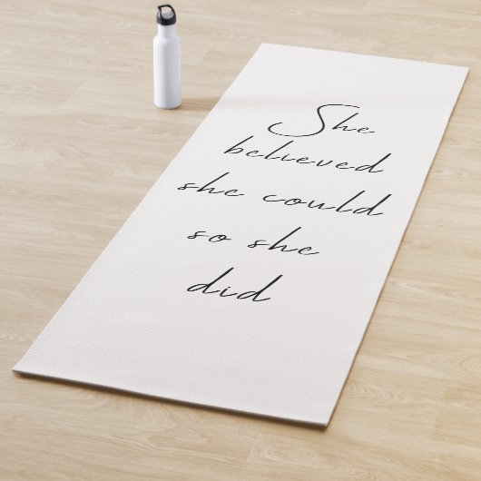 Tapis De Yoga Elle Croyait Qu'Elle Pourrait Citer Inspirationnel (En situation)