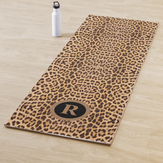 Tapis De Yoga empreinte de léopard sauvage chic monogrammed (En situation)