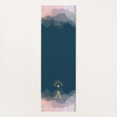 Tapis De Yoga Étoiles célestes Monogramme spatial initial | Bleu (Dos)