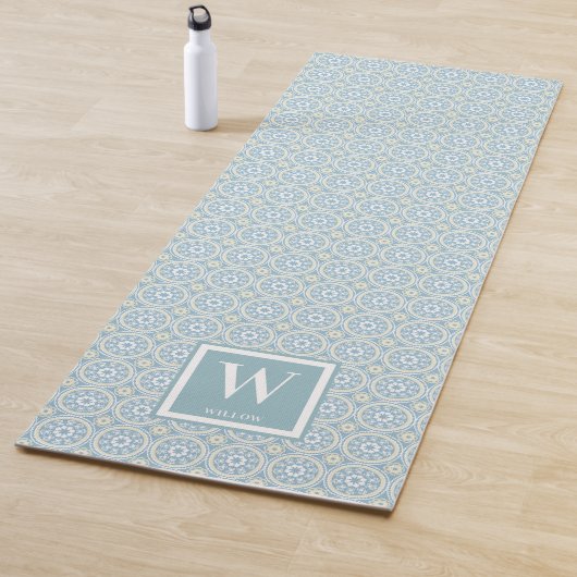 Tapis De Yoga Exercice de Monogramme de médaillon bleu moderne (En situation)