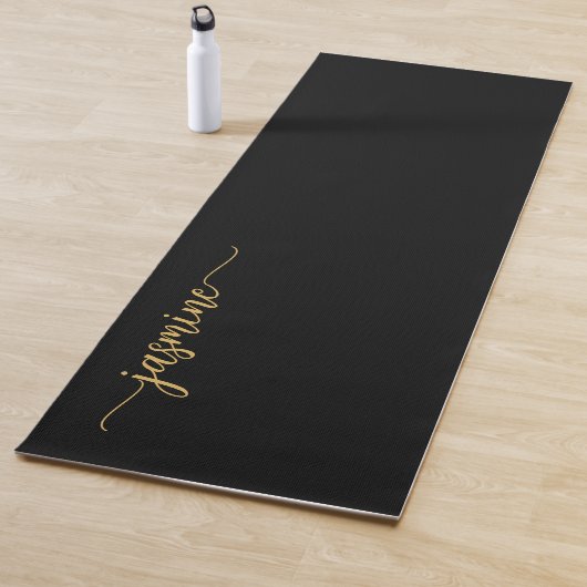 Tapis De Yoga Féminin Moderne Or Noir Monogramme Nom Script (En situation)