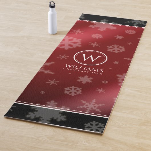Tapis De Yoga Festif Red Foil Snowflakes Nom du monogramme (En situation)