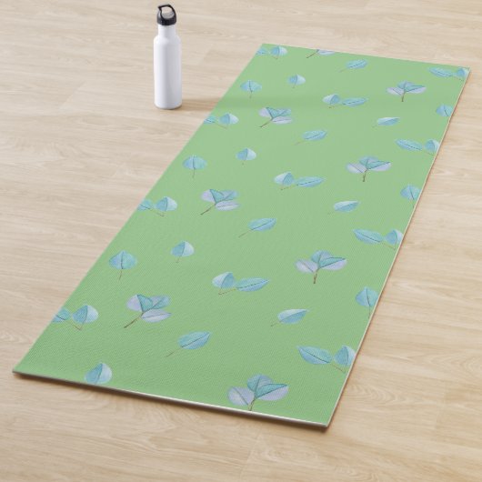 Tapis De Yoga Feuilles branchés de l'Eucalyptus sur le sol (En situation)