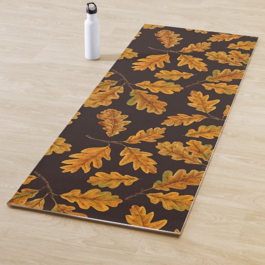 Tapis De Yoga Feuilles de chêne automnal sur brun foncé (En situation)