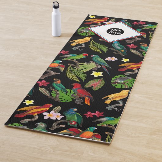 Tapis De Yoga Feuilles de perroquets tropicaux, Fleurs Logo d'en (En situation)