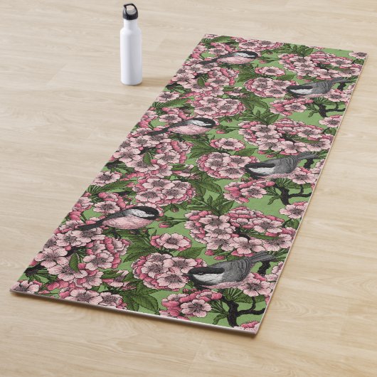 Tapis De Yoga Fleur de cerisiers et poulets verts (En situation)