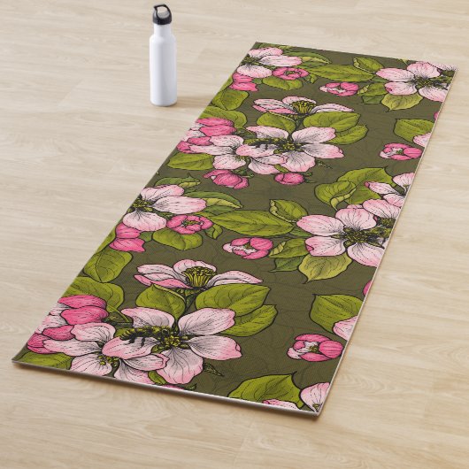 Tapis De Yoga Fleur de pomme sur vert foncé (En situation)