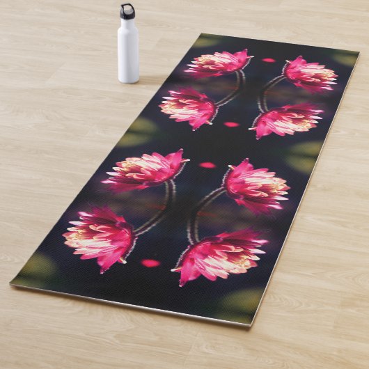 Tapis De Yoga Fleur Rouge Dans La Lumière Du Soleil Fermer Abstr (En situation)