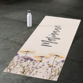 Tapis De Yoga Fleur sauvage beige jaune violet script de nom per