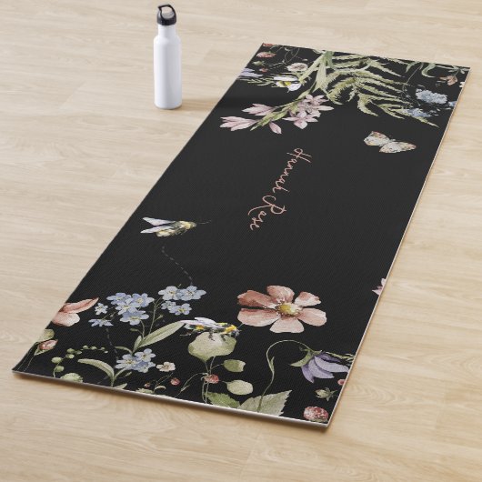 Tapis De Yoga Fleur sauvage Floral Bumble Bee | Monogramme (En situation)