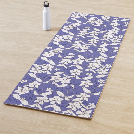 Tapis De Yoga Fleurs blanches sur la lavande de Periwinkle (En situation)