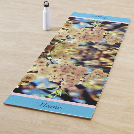 Tapis De Yoga Fleurs de printemps rose 3 personnalisées (En situation)
