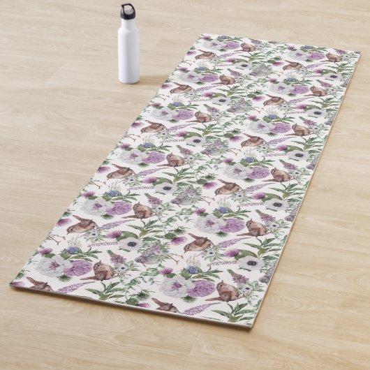 Tapis De Yoga Fleurs d'oiseaux écossaises et chardon (En situation)