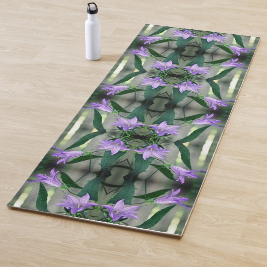 Tapis De Yoga Fleurs Lys violettes délicates Abstraites (En situation)