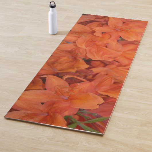 Tapis De Yoga Fleurs orange (En situation)