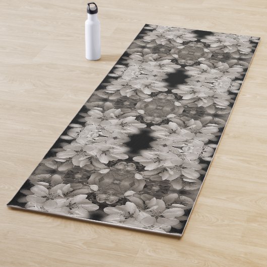 Tapis De Yoga Fleurs Printanières Noir Et Blanc Abstrait (En situation)