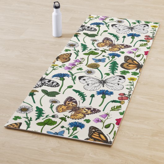 Tapis De Yoga Fleurs sauvages et papillons sur blanc (En situation)
